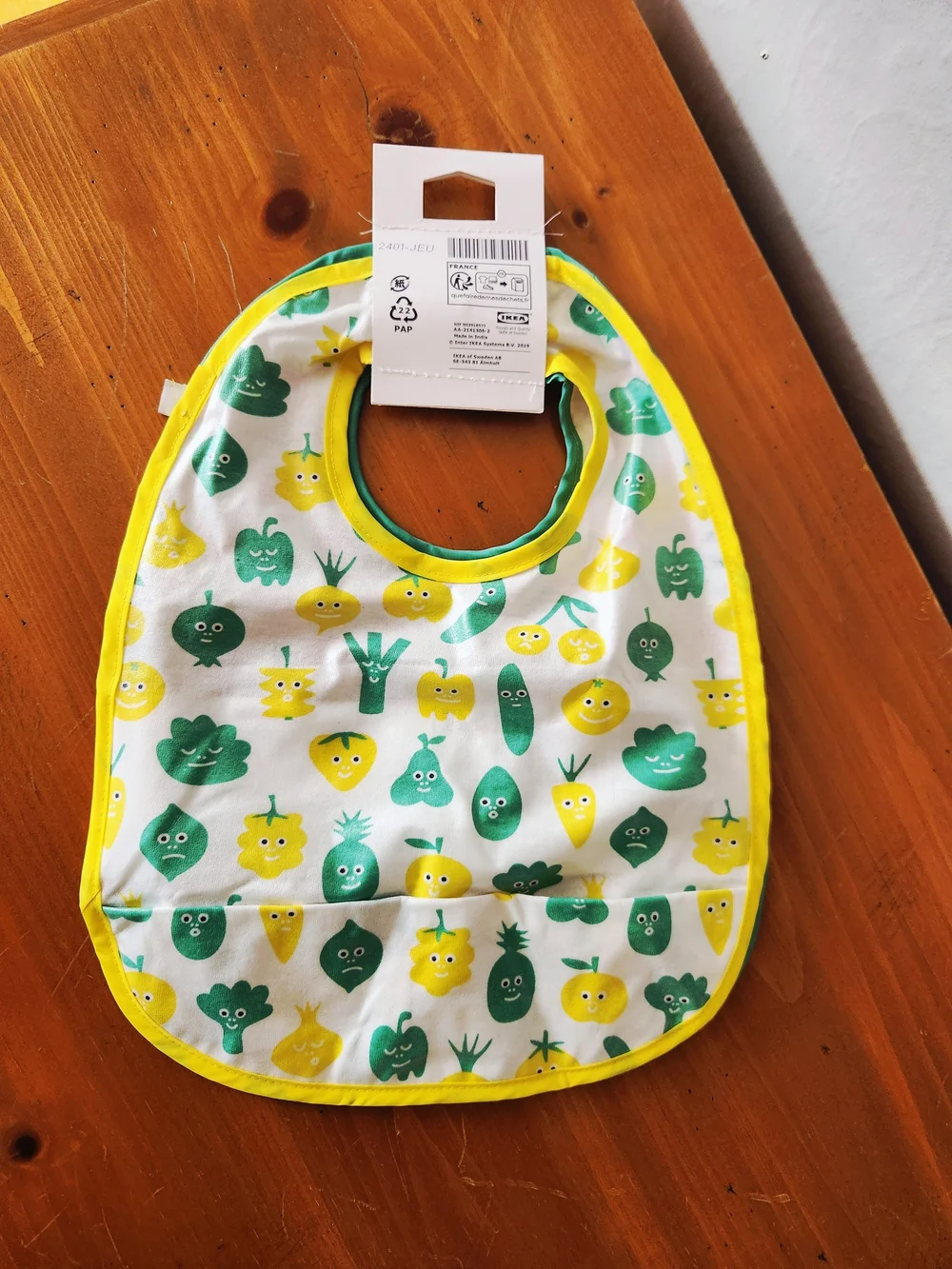 NWT Ikea Bibs in Apple & Pear Print